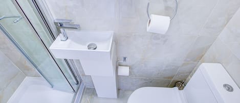 Estudio | Baño | Regadera y toallas