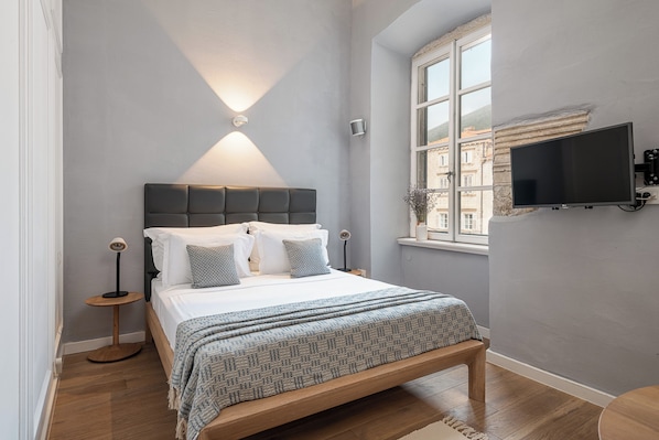 Kahden hengen deluxe-huone | Tallelokero huoneessa, ilmainen Wi-Fi