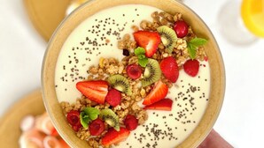 Un tazón de yogur cubierto de granola, fresas, kiwi y semillas de chía.