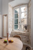 Quarto quádruplo luxo | Área de estar