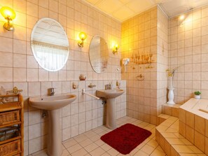 Bathroom - Beautiful private villa for 15 guests with A/C, private pool, WIFI, TV, terrace and pets allowed (Tapolca)