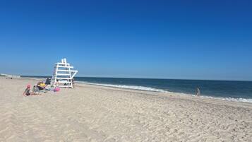 Chaises longues, serviettes de plage