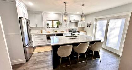 Best location! Cozy and Chic Retreat 5 min to beach and close to town, peaceful!