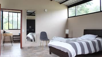 Cabaña de lujo, 2 habitaciones, 2 baños, vista a la montaña | 2 habitaciones, edredón, decoración personalizada y muebles diferentes