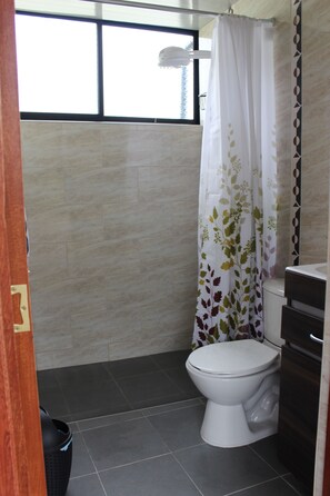 Shower, heated floors, towels, soap - Bhakti Coffee Farm (Zipacon)