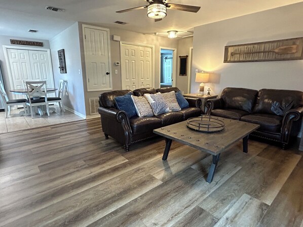 Smart TV - Newly Renovated Home close to Navarre Beach (Navarre)