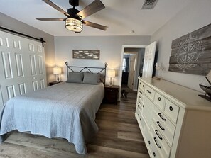 2 slaapkamers, een strijkplank/strijkijzer, gratis wifi, beddengoed