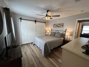 2 bedrooms, iron/ironing board, free WiFi, bed sheets - Newly Renovated Home close to Navarre Beach (Navarre)