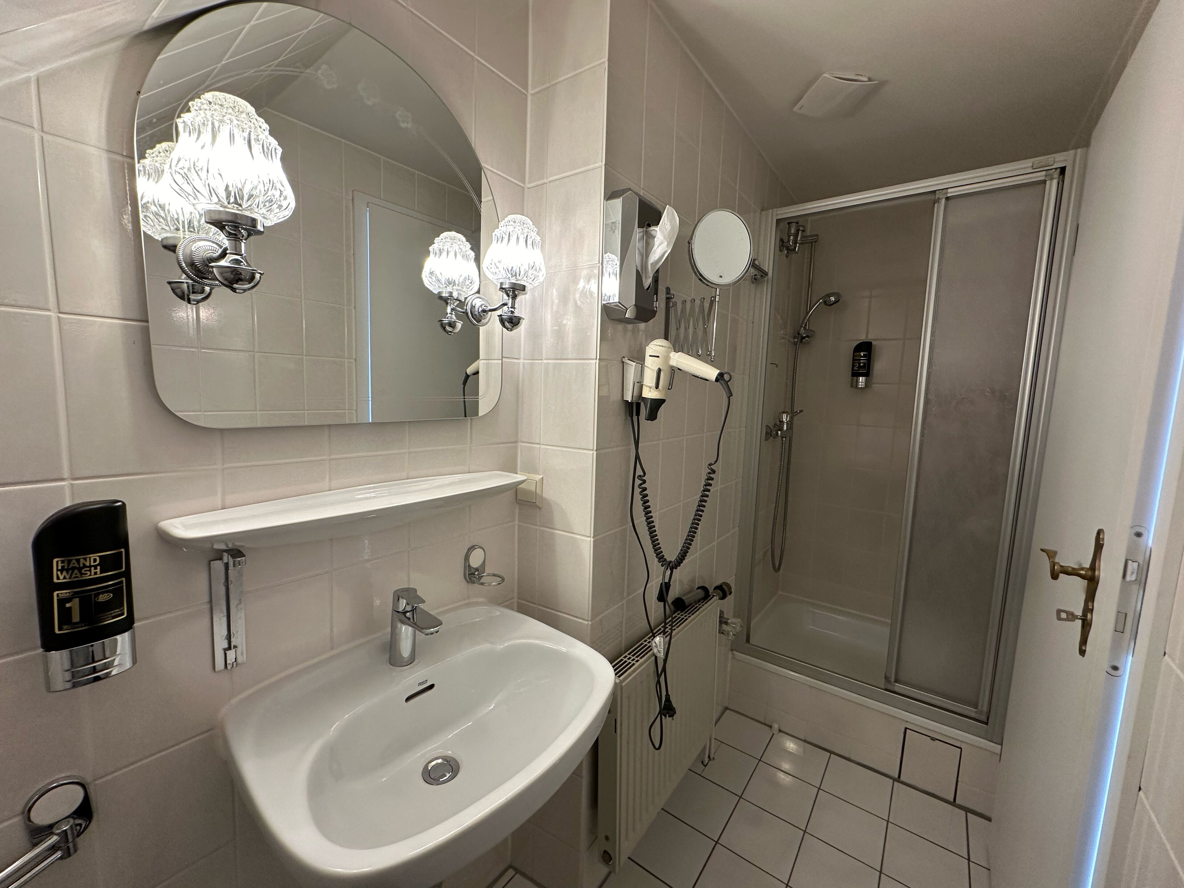 Doppelzimmer | Badezimmer | Kostenlose Toilettenartikel, Haartrockner