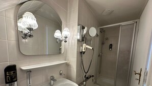 Kamar Double | Kamar mandi | Perlengkapan mandi gratis dan pengering rambut