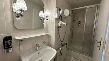 Doppelzimmer | Badezimmer | Kostenlose Toilettenartikel, Haartrockner