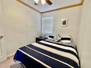 5 bedrooms, WiFi, bed sheets - Anchors Away Floating Home @ Whitman Hollow Marina / Froggies Patio Bar (LaFollette)