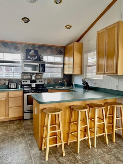 Anchors Away Floating Home @ Whitman Hollow Marina / Froggies Patio Bar