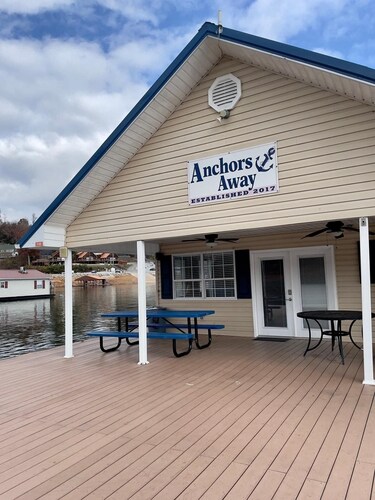 Anchors Away Floating Home @ Whitman Hollow Marina / Froggies Patio Bar