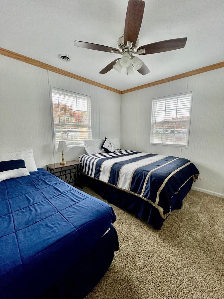 Anchors Away Floating Home Whitman Hollow Marina / Froggies Patio Bar