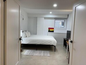 3 bedrooms, desk, iron/ironing board, free WiFi - Comfy new renovated 3 bed 3 bath above ground basement 7min to Canada Wonderland (Vaughan)