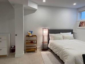 3 bedrooms, desk, iron/ironing board, free WiFi - Comfy new renovated 3 bed 3 bath above ground basement 7min to Canada Wonderland (Vaughan)
