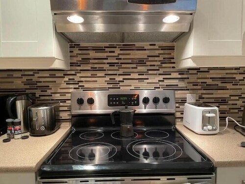 Comfy new renovated 3 bed 3 bath above ground basement 7min to Canada Wonderland