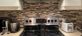 Comfy new renovated 3 bed 3 bath above ground basement 7min to Canada Wonderland