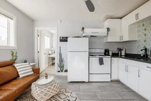 Fridge, microwave, oven, stovetop - Charming Pet Friendly Cactus Casita (Phoenix)