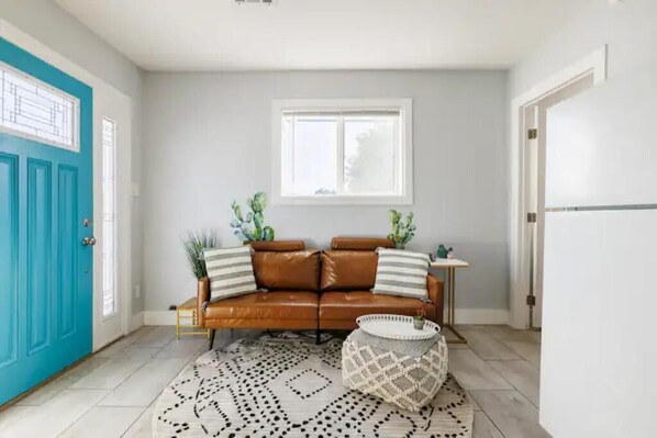 Smart TV - Charming Pet Friendly Cactus Casita (Phoenix)