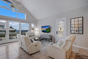 Smart TV, offices - Ocean Views - Spacious Unit with Bonus Loft & SwimSpa (Holmes Beach)