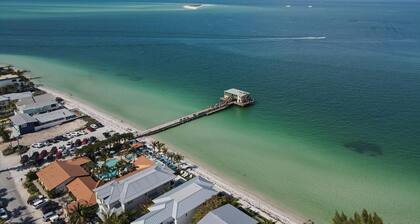 2 Bedroom End Unit, Hot Tub, Parking, - Steps from the Beach!