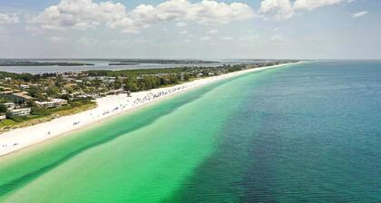 2 Bedroom End Unit, Hot Tub, Parking, - Steps from the Beach!