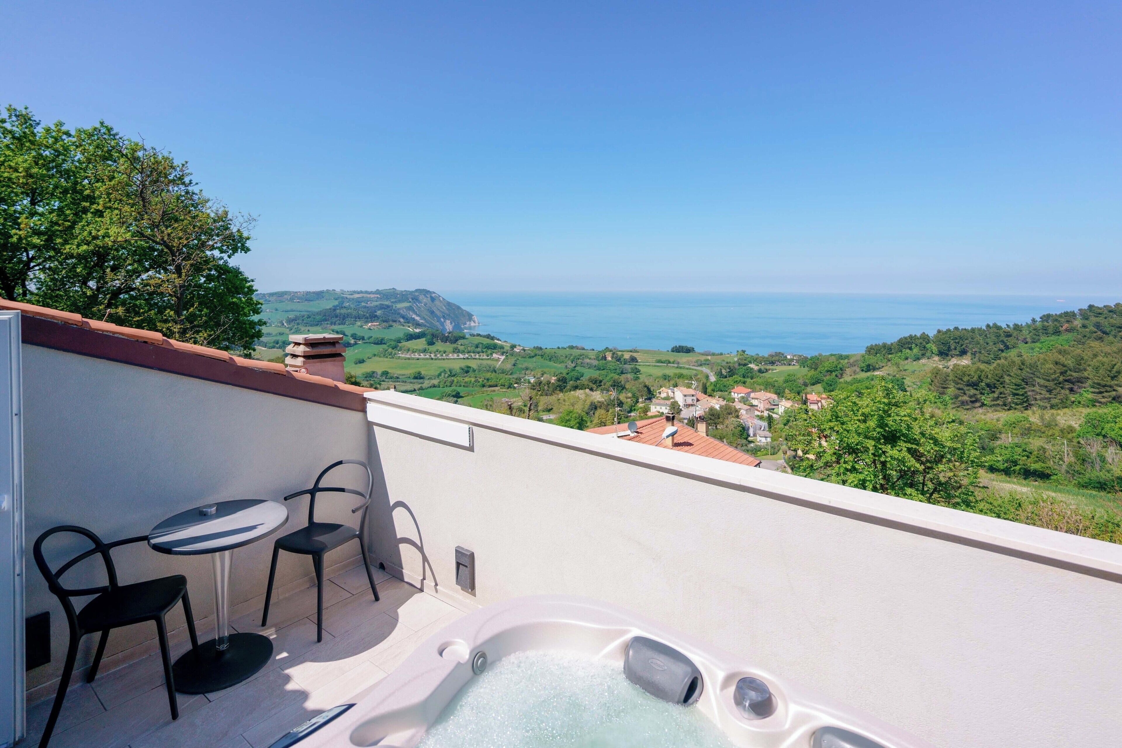 Honeymoon Suite | Premium bedding, memory foam beds, minibar, in-room safe