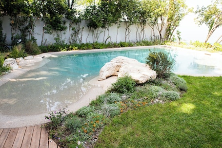Una piscina al aire libre de temporada
