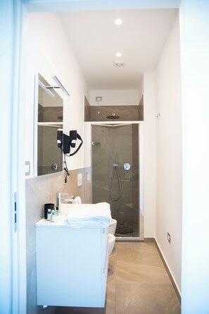 Comfort Suite | Bathroom | Shower, rainfall showerhead, hair dryer, bidet - Le Relais du Lierre (Ancona)