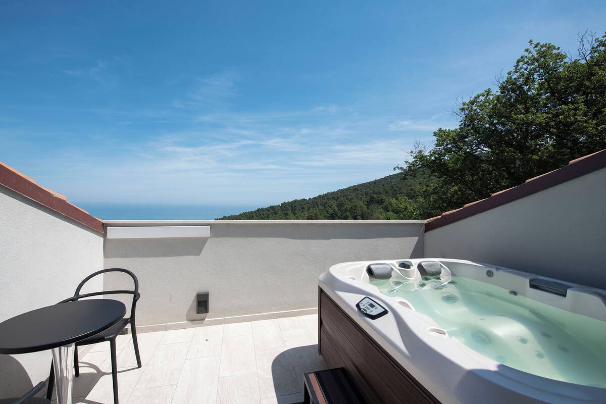 Honeymoon Suite