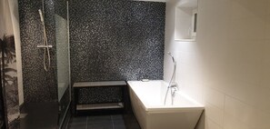 Dusche, Haartrockner, Handtücher, Seife