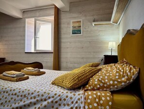 5 dormitorios, escritorio, tabla de planchar con plancha y cuna de viaje