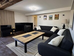 Una televisión, una chimenea, un futbolín, libros