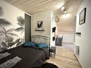 5 bedrooms, desk, iron/ironing board, travel crib