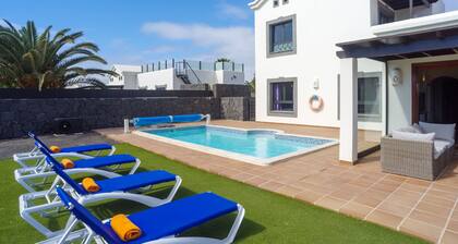 Beautiful 3 Bedroom Detached Villa, Sea View,Private Garden, Heated Pool, Aircon