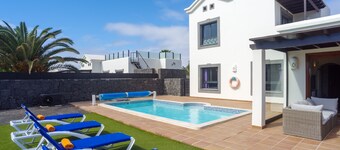Beautiful 3 Bedroom Detached Villa, Sea View,Private Garden, Heated Pool, Aircon