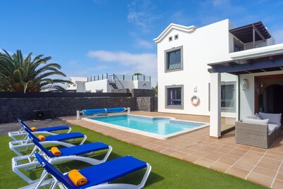 Beautiful 3 Bedroom Detached Villa, Sea View,Private Garden, Heated Pool, Aircon
