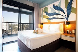 A hotel room with a large bed, a chair, a nightstand with a lamp, and a view of the city through the window. - Haus Residence Brooklin (São Paulo)