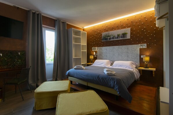 Deluxe-Suite, 1 Schlafzimmer, Balkon, Hügelblick | 1 Schlafzimmer, Allergikerbettwaren, individuell eingerichtet