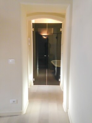 Superior Apartment, Courtyard Area | Bathroom | Combined shower/bathtub, deep-soaking bathtub, rainfall showerhead - LuxRent Apartment Castello (Turin)