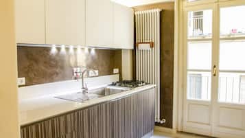 Apartamento superior, no pátio | Cozinha privada | Geladeira grande, micro-ondas, fogão, cooktop