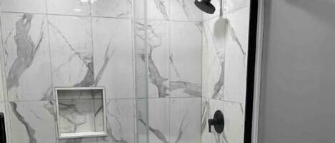 Een douche, een haardroger, handdoeken, zeep