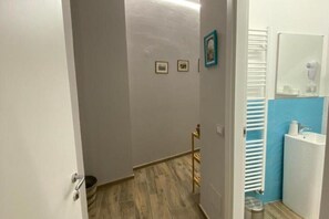 Regadera, secadora de cabello, bidet, toallas 