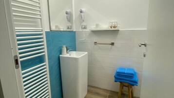 Doccia, asciugacapelli, bidet, asciugamani
