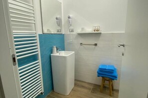 Douche, sèche-cheveux, bidet, serviettes fournies