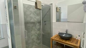 Dusche, Haartrockner, Bidet, Handtücher
