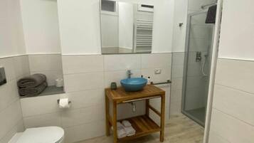 Dusche, Haartrockner, Bidet, Handtücher