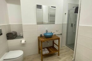 Douche, sèche-cheveux, bidet, serviettes fournies